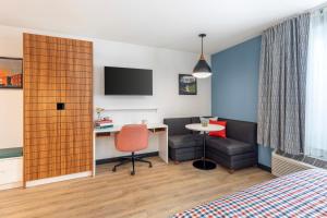 TV a/nebo společenská místnost v ubytování Uptown Suites Extended Stay Nashville TN - Smyrna