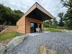 a small wooden house with a table in front of it at Pétalya Lodge in Montcornet