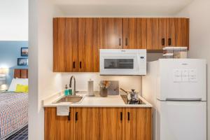 Köök või kööginurk majutusasutuses Uptown Suites Extended Stay Austin TX - Downtown