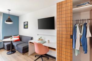 Televiisor ja/või meelelahutuskeskus majutusasutuses Uptown Suites Extended Stay Austin TX - Downtown