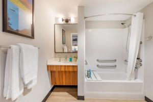 Vannituba majutusasutuses Uptown Suites Extended Stay Austin TX - Downtown +8 fotot