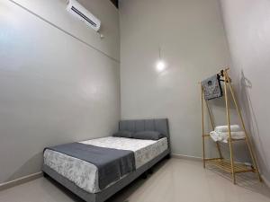Ένα ή περισσότερα κρεβάτια σε δωμάτιο στο Peruda Inn - Homestay for Múslim only