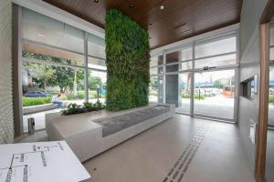 a living room with a bench with a plant at Conexão Total A 500m da Estação 5 Min Super Shopping Proximidade Alphaville in Osasco