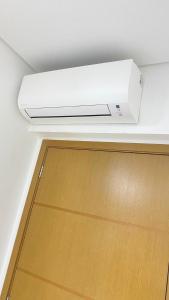 a ceiling mounted air conditioner on a wall above a basketball court at Conexão Total A 500m da Estação 5 Min Super Shopping Proximidade Alphaville in Osasco +73 photos