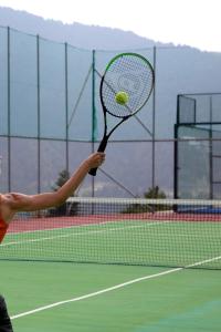 Tenis alebo squash v ubytovaní Omalia Village alebo jeho okolí