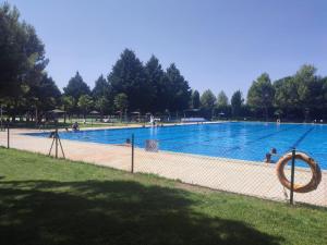 una gran piscina en un parque con gente dentro en A la Vera de Alarcón, en Motilla del Palancar