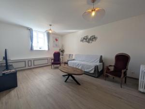 Ruang duduk di Gîte moderne pour 8 pers, charme au cœur de la nature - FR-1-611-120