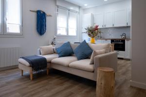a living room with a couch and a kitchen at Gure Toki Algorta cerca de la playa y de la ciudad in Getxo