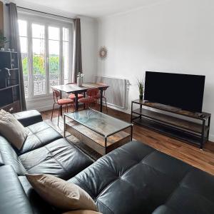 Μια τηλεόραση ή/και κέντρο ψυχαγωγίας στο Appartement lumineux et spacieux avec 2 chambres