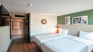 twee witte bedden in een kamer met groene muren bij Campanile PRIME - Lyon Ouest Tassin in Tassin-la-Demi-Lune +41 foto's