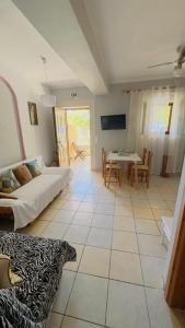 Μια τηλεόραση ή/και κέντρο ψυχαγωγίας στο 4 seasons villas 1