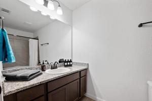 Bilik mandi di Lake Conroe Home with Yard Half-Mi to Boating! +17 gambar