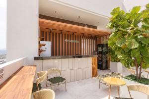 a kitchen and dining room with a table and chairs at Eira: Luxury and Serenity by the Sea in Santa Marta in El Prado