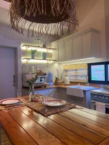 a kitchen with a wooden counter top in a kitchen at Treze Tílias Tiny House in Treze Tílias +31 photos