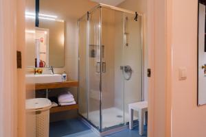 un bagno con doccia e lavandino di Apartamentos da Galé a Caloura Altre 25 foto