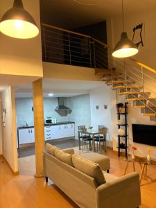 Una sala de estar y una cocina con un sofá y una mesa. en Loft Almagro, en Almagro