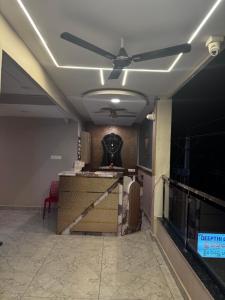 - Ventilador de techo en una habitación con encimera en Hotel SRI DEEPTHI LODGE, en Ādoni