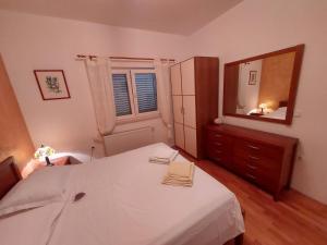 Ένα ή περισσότερα κρεβάτια σε δωμάτιο στο Apartment in Orebic with sea view, terrace, air conditioning, WiFi 114-1 +37 φωτογραφίες