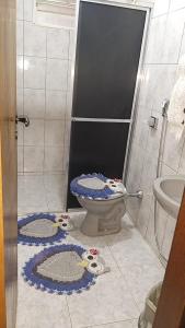 a bathroom with a toilet in a stall at Casa de temporada em Aruanã in Aruanã