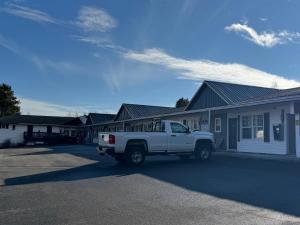a white truck parked in front of a house at Lincoln Inn Fredericton in Fredericton +40 photos