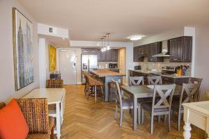 Nhà bếp/bếp nhỏ tại Regency Towers