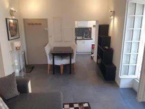 a living room with a table and a kitchen at Basil - Vue imprenable sur la Basilique in Saint-Maximin-la-Sainte-Baume