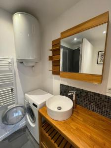 a bathroom with a sink and a washing machine at Basil - Vue imprenable sur la Basilique in Saint-Maximin-la-Sainte-Baume +11 photos