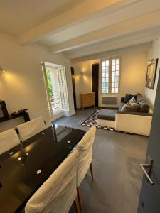 a living room with a table and a couch at Basil - Vue imprenable sur la Basilique in Saint-Maximin-la-Sainte-Baume