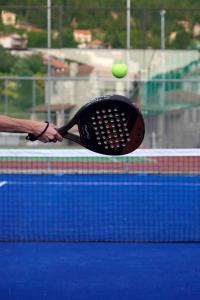 Tenis alebo squash v ubytovaní Omalia Village alebo jeho okolí