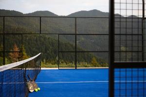 Tenis alebo squash v ubytovaní Omalia Village alebo jeho okolí