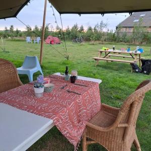 Giardino di Retro caravan de Duif vlakbij het Sneekermeer