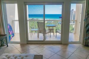 Una sala de estar con vista al mar. en Summit at Topsail 1011, en Destin