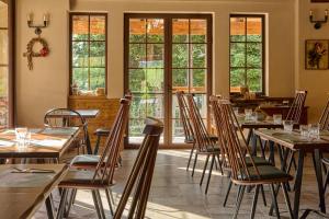Reštaurácia alebo iné gastronomické zariadenie v ubytovaní Omalia Village