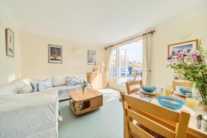una sala de estar con un sofá y una mesa en Easter, Folly Lane, Salcombe, en Salcombe