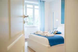 a bedroom with a bed with towels on it at Vacuna Pleasant Rooms in Naples