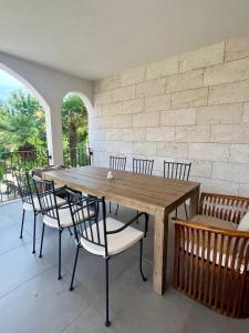 a wooden table and chairs in a room at Daniela in Vir