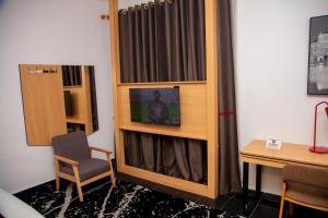 Televízia a/alebo spoločenská miestnosť v ubytovaní Ivy Hotel Emerald