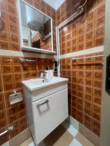 a bathroom with a white sink and a mirror at Charment studio proche de tout in Er Rachidia
