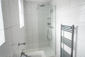 Ένα μπάνιο στο Stylish Flat in Wolverhampton - Short and long Stay with Free Parking +26 φωτογραφίες
