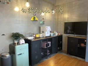 an office with a desk and a tv and a counter at 埔里潘朵拉 in Puli