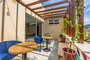 un patio avec tables et chaises sur un balcon dans l'établissement Casa Rio Copacabana, à Rio de Janeiro