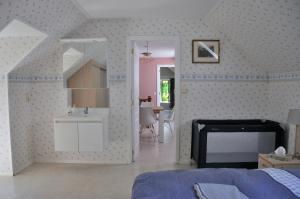 Postel nebo postele na pokoji v ubytování Suite familiale avec 2 Chambres dans une villa - quartier vert et boisé - 5 kms de Namur