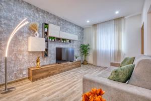 グジラにあるBoutique Apartment - Stylish Living By the Seaのソファとテレビのあるリビングルーム
