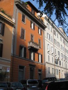 un edificio naranja con balcón en una calle en Rome Studio Rental, en Roma