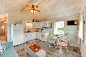 Foto de la galería de 2 Mi to Carrabelle Beach Home with Yard and Porch en Carrabelle 16 fotos más