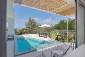Bazén v ubytování White Pearl Villa nebo v jeho okolí
