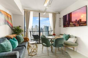 een woonkamer met een bank, een tafel en stoelen bij Miami Luxury 27th Floor, Best Waterfront Balcony View & City Lights, Pool,Gym,Spa in Miami +61 foto's