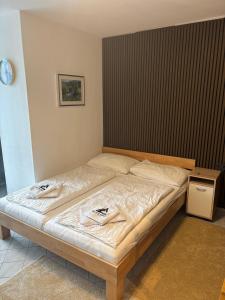 een bed met twee handdoeken in een slaapkamer bij Alpine Studio in Kaprun