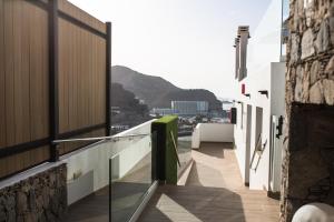 balcón con vistas al océano y a las montañas en IG Nachosol Premium Apartments by Servatur (Adults Only), en Puerto Rico de Gran Canaria