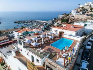 Una vista aérea de un complejo turístico con piscina. en IG Nachosol Premium Apartments by Servatur (Adults Only), en Puerto Rico de Gran Canaria